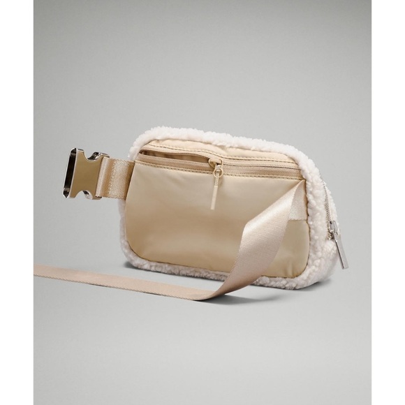 Lululemon Sherpa belt bag sold out - Picture 3 of 6